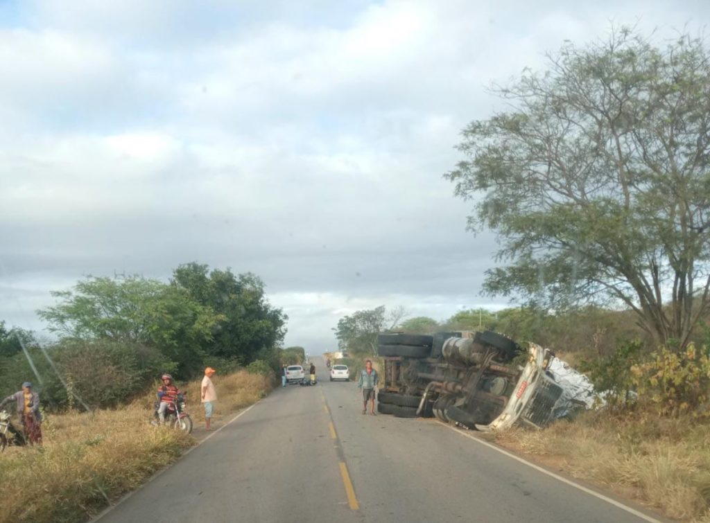 Acidente com capotamento deixa 2 feridos na PE-320, em ST