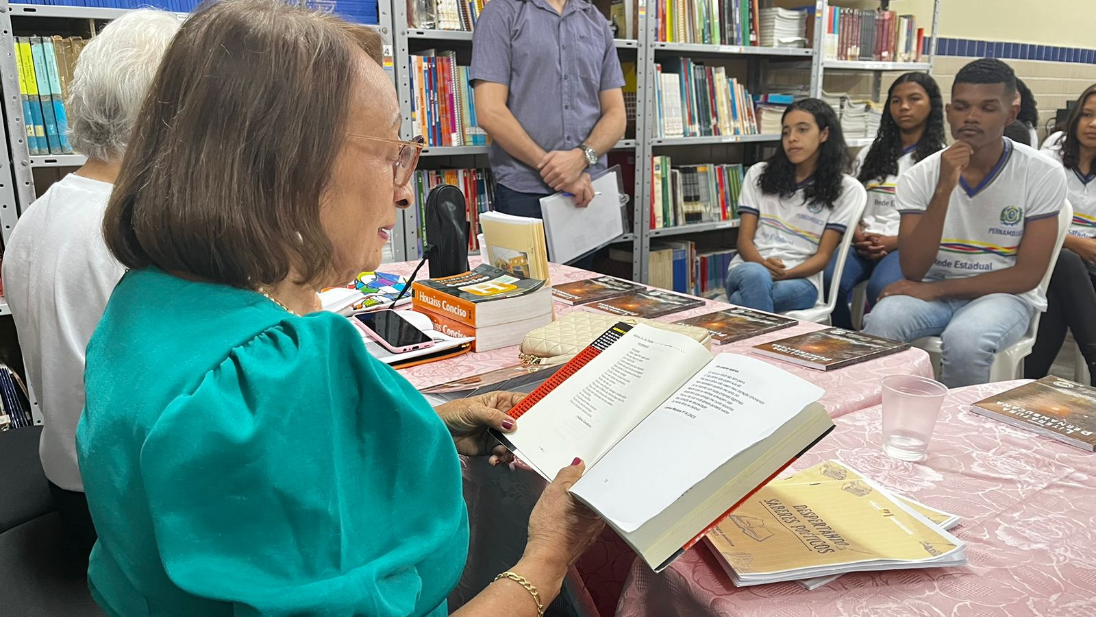 Escola de ST estimula produção literária de jovens escritores