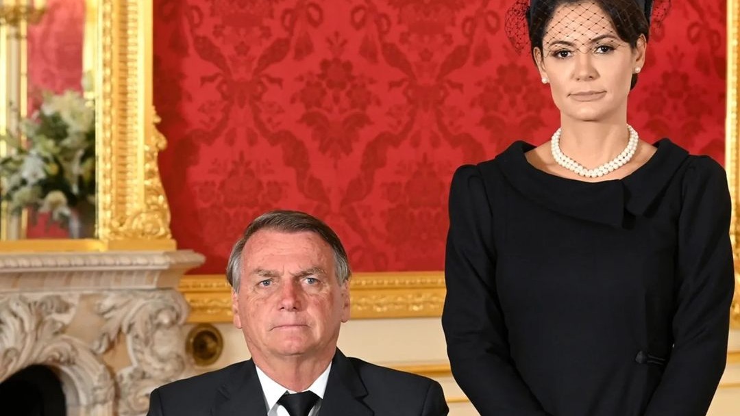 Michelle Bolsonaro contrata advogado de Zambelli para o caso das joias