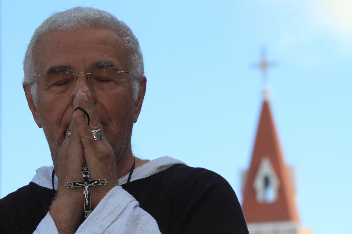 Após cirurgia, padre Airton Freire volta para UTI