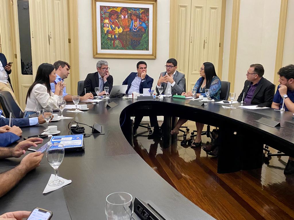 Márcia Conrado participa de reunião sobre programa Descomplica PE