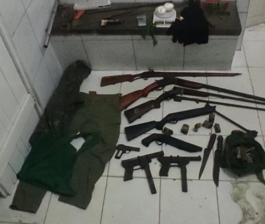 Homens são presos com arsenal de armas no Sertão