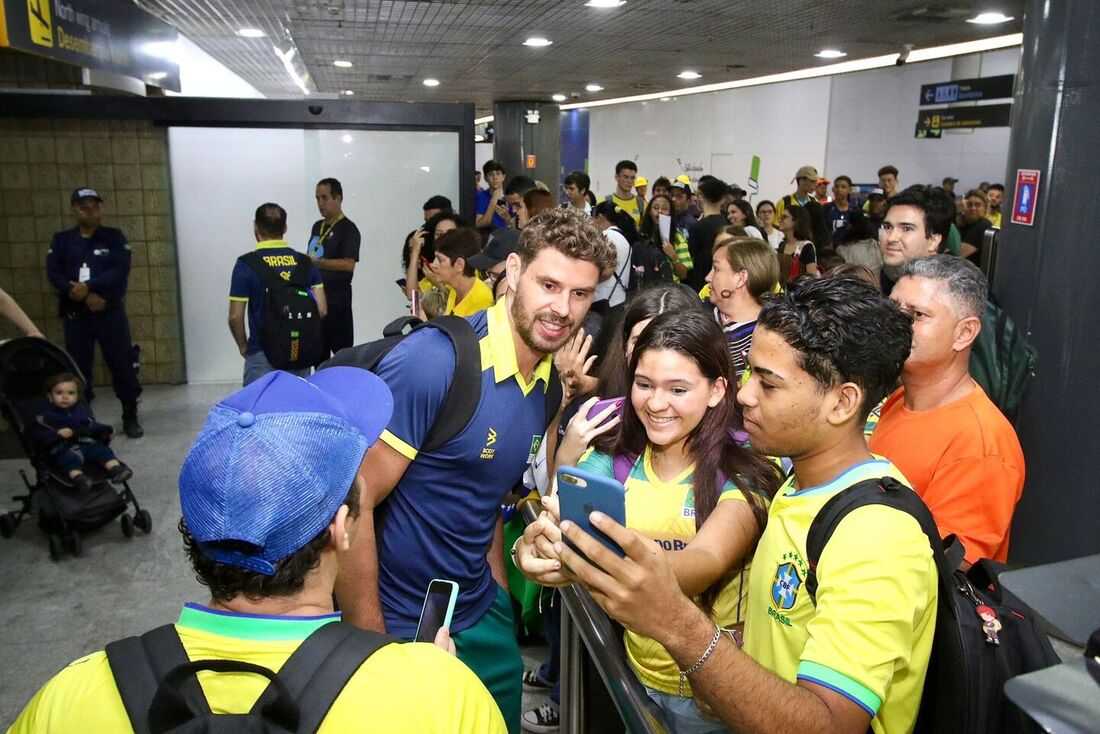 Seleção brasileira masculina de vôlei desembarca no Recife