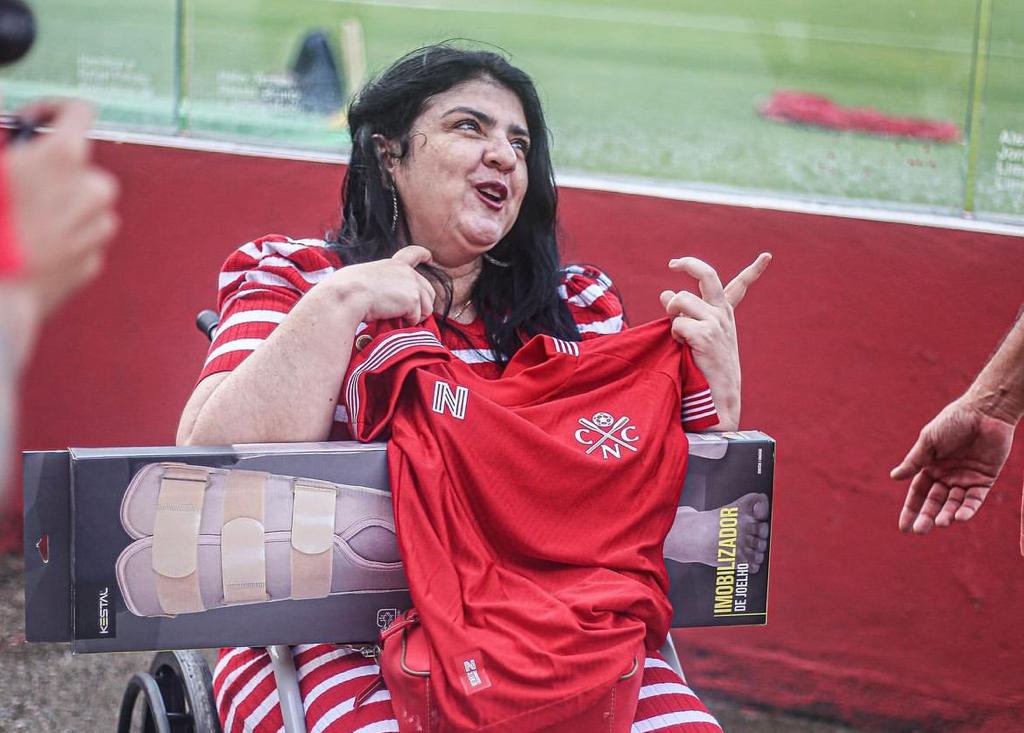 Náutico doa material ortopédico para torcedora com lesão no joelho