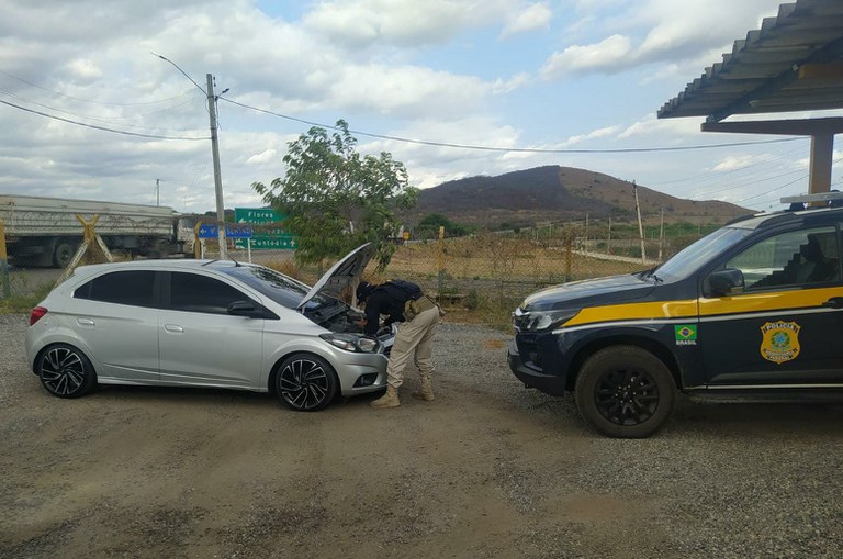 PRF recupera carro roubado em Serra Talhada