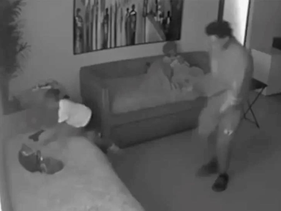 Vídeo: Criança encontra arma no sofá e atira na própria mão