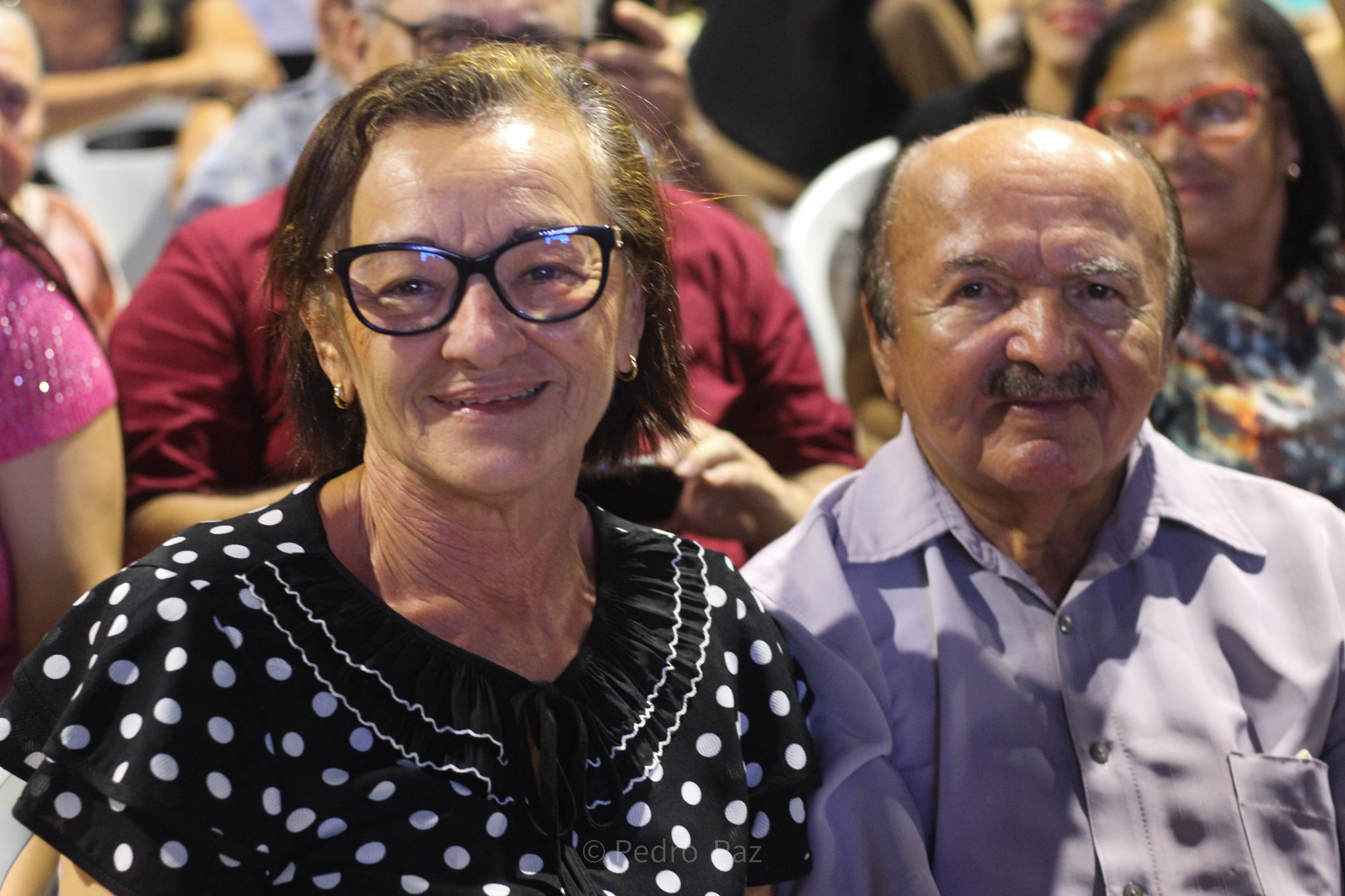 Homenagem a Assisão, Márcia na igreja e povo vibrando em ST