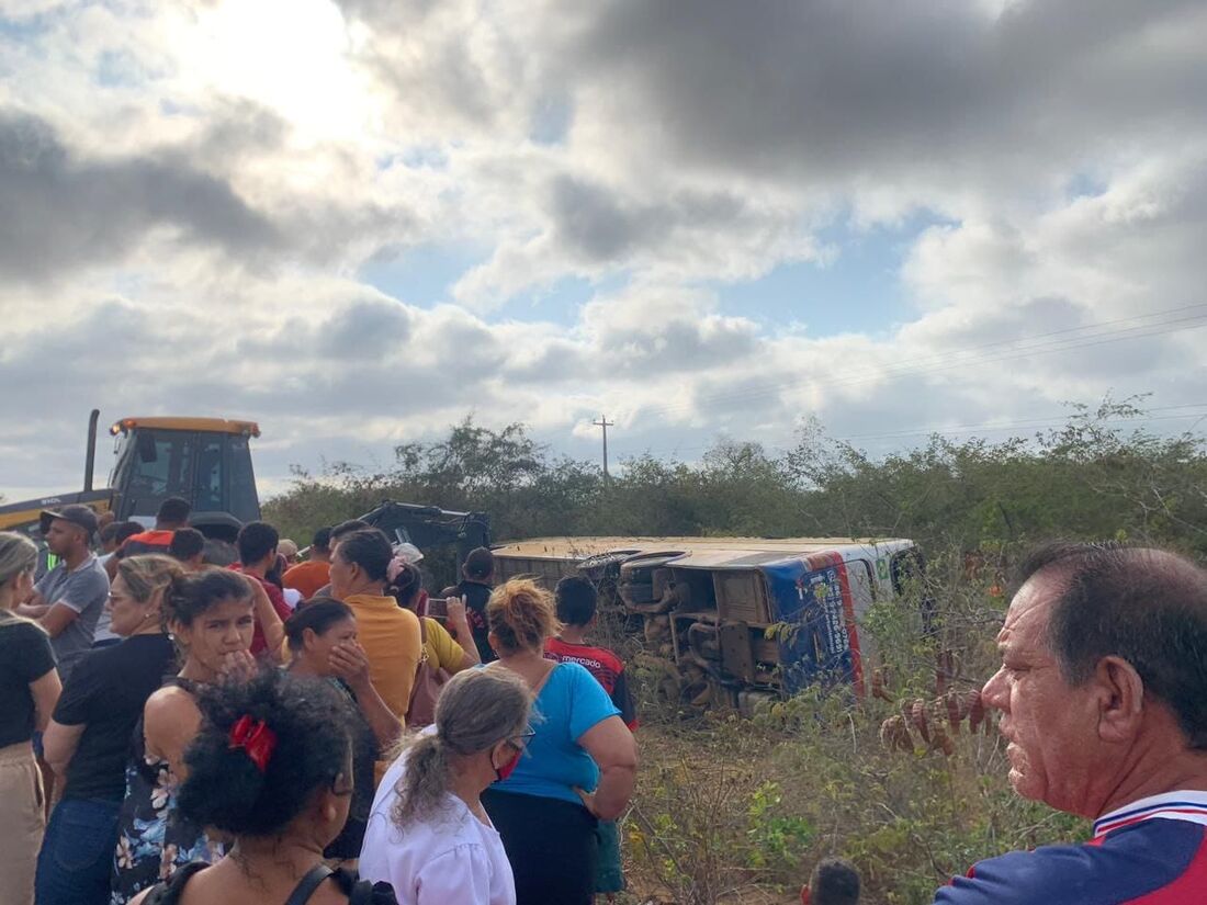 Ônibus com romeiros do Piauí tomba de PE