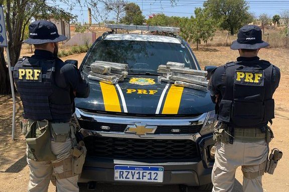 Casal é preso por transportar 20 kg de maconha na bagagem