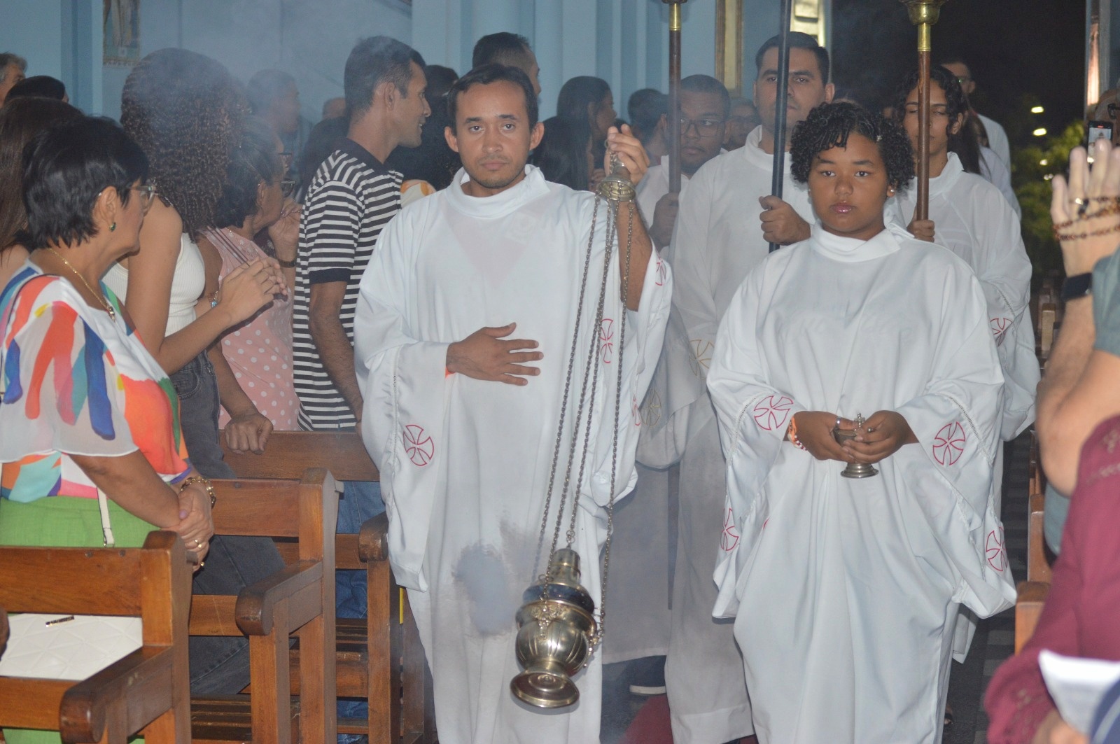 Homenagem a Assisão, Márcia na igreja e povo vibrando em ST