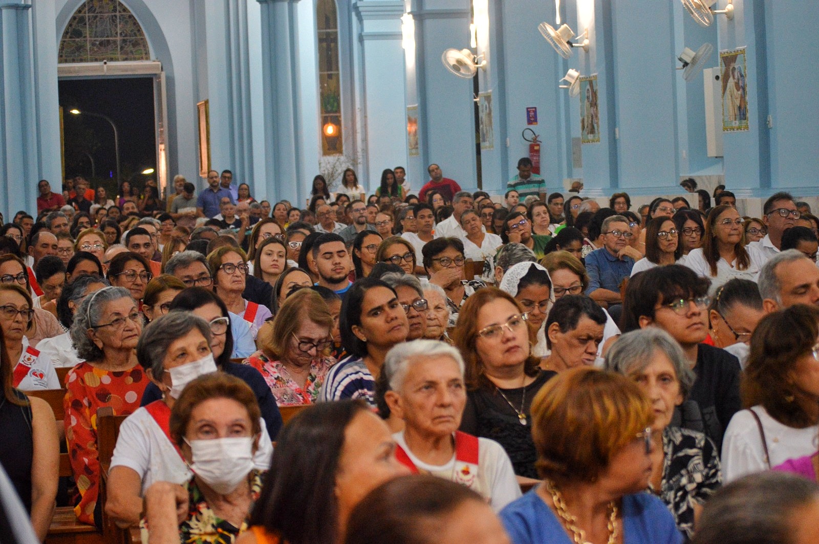 Homenagem a Assisão, Márcia na igreja e povo vibrando em ST