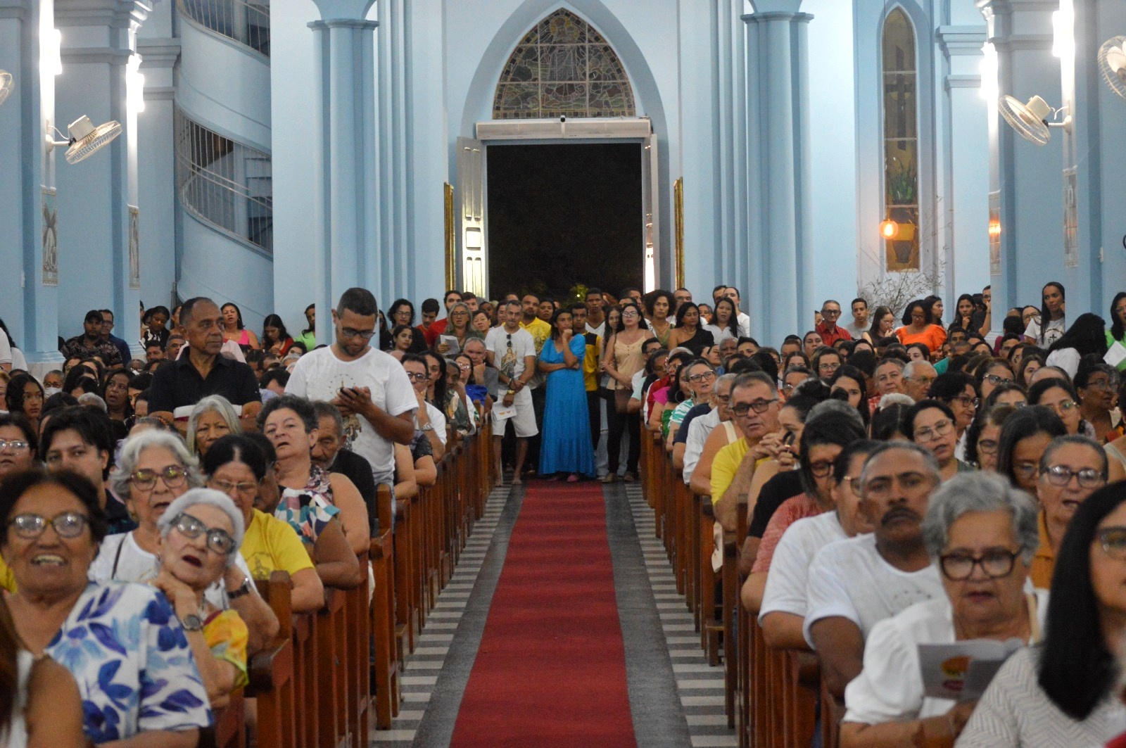 Badalação no espaço Farol, missa e show de fé