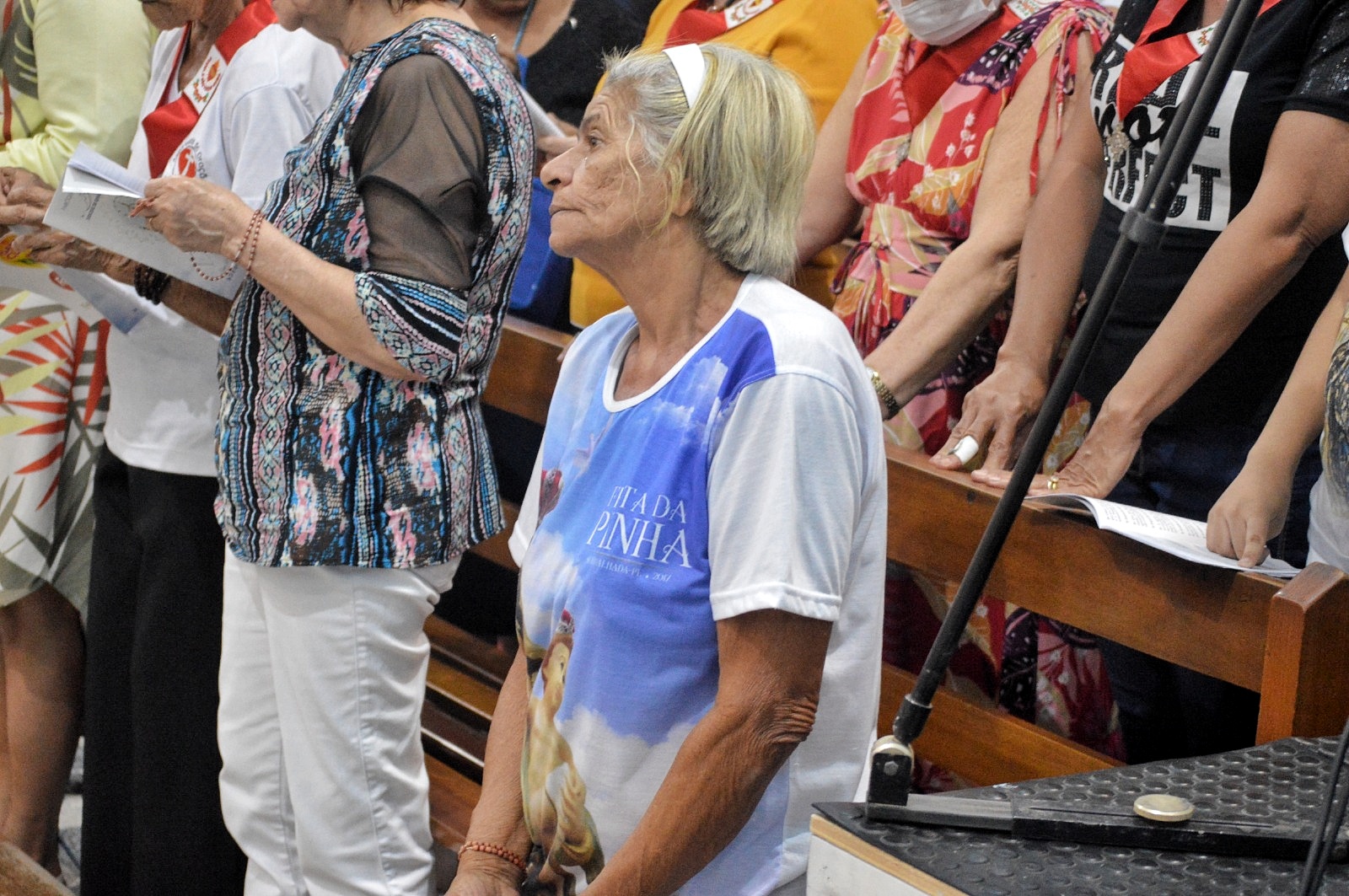 Homenagem a Assisão, Márcia na igreja e povo vibrando em ST