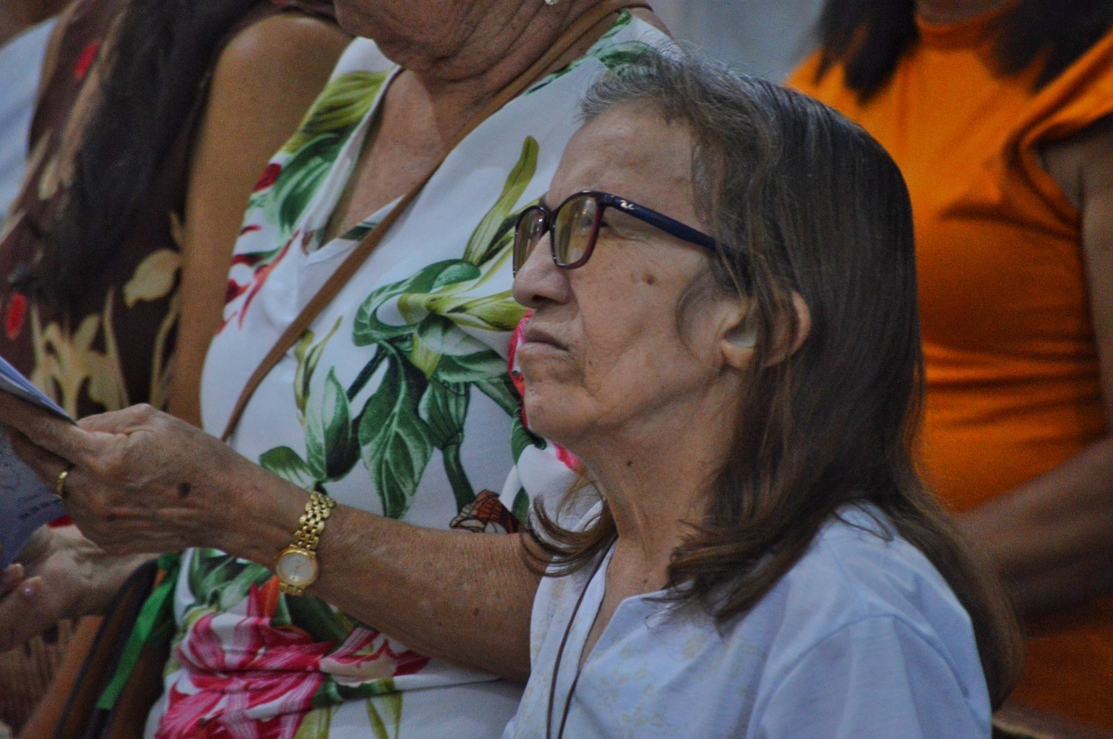 Homenagem a Assisão, Márcia na igreja e povo vibrando em ST