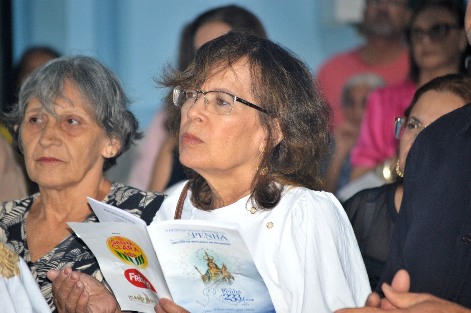 Homenagem a Assisão, Márcia na igreja e povo vibrando em ST