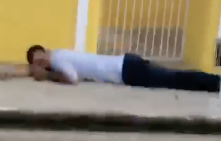 Homem dorme na calçada e é atacado em ST