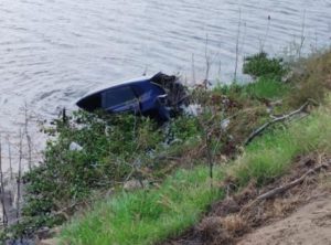 Motorista de ST provoca acidente e veículo cai em lago