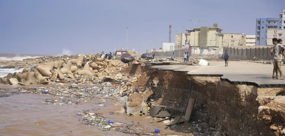 Mais de mil corpos são encontrados em cidade inundada na Líbia