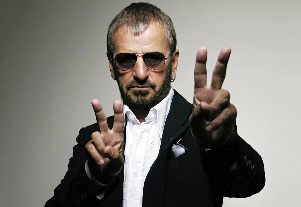 Ringo Starr sofre queda em palco de show nos EUA