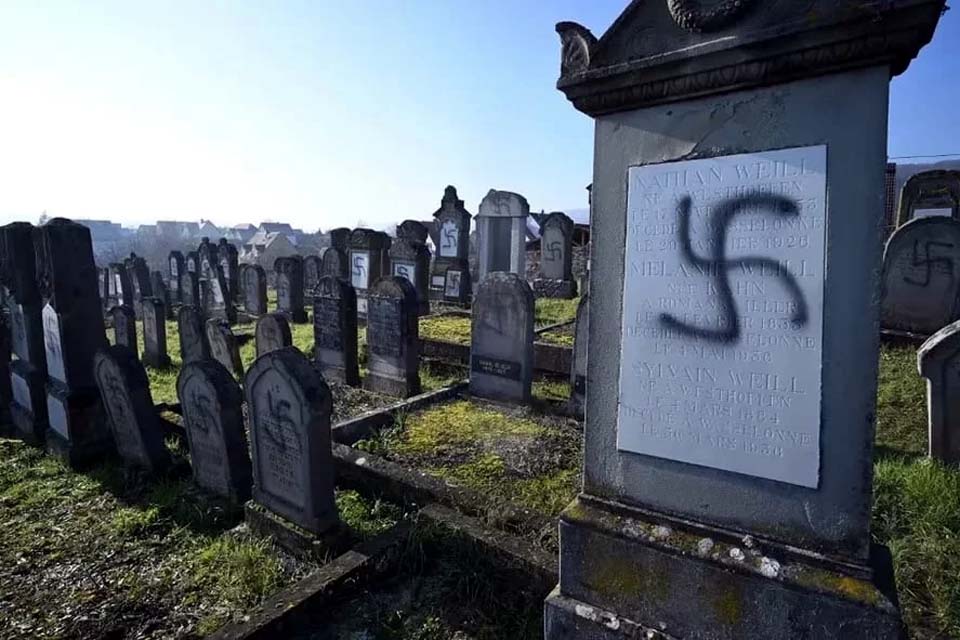 Mais de 40 túmulos judaicos são vandalizados com suásticas