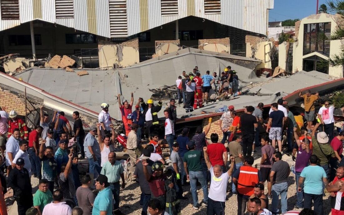 Teto de igreja desaba e deixa 10 mortos e 40 feridos