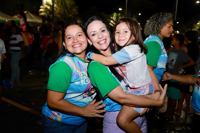 Márcia brincou no Dia das Crianças e fez a festa na Sérgio Magalhães