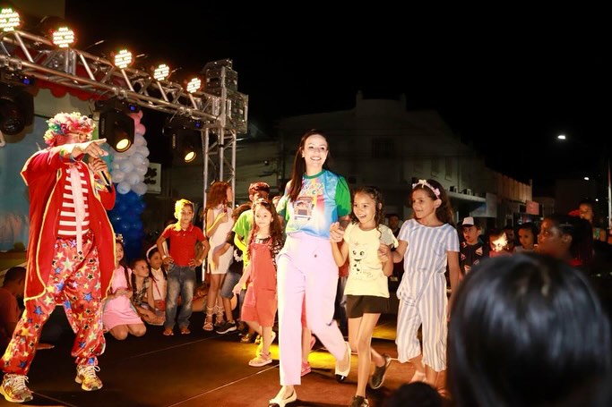 Márcia brincou no Dia das Crianças e fez a festa na Sérgio Magalhães