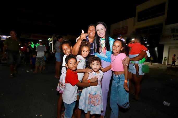 Márcia brincou no Dia das Crianças e fez a festa na Sérgio Magalhães