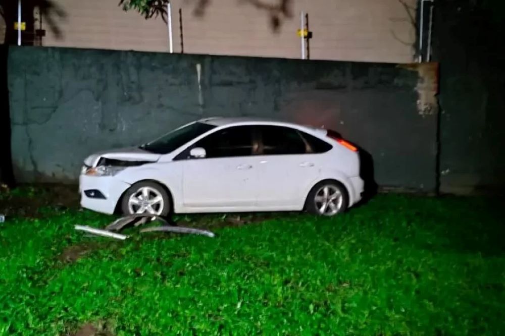 Manobrista perde controle de carro de hóspede de hotel e fica ferido