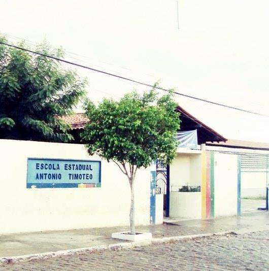 Diretora se manifesta sobre confusão em escola de ST