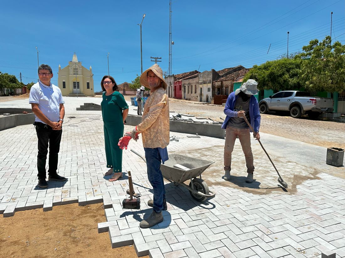 Prefeito Mário Flor visita obras