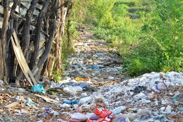 Descaso com Rio Pajeú em ST: lixo, esgoto, cercas e abandono
