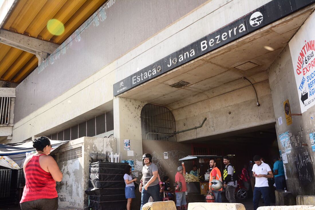 Homem é esfaqueado após pedir cigarro a passageira