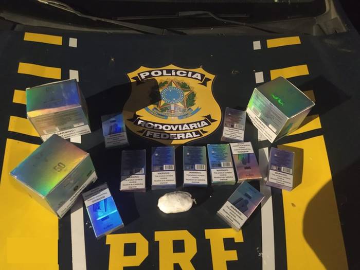PRF apreende caixas de cigarro eletrônico e cocaína