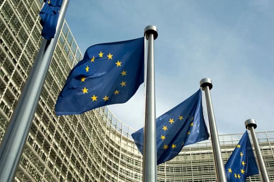 União Europeia volta atrás em suspensão de ajuda a palestinos