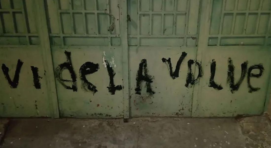 Colégio Marielle Franco é vandalizado com mensagem pedindo volta da ditadura