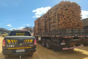PRF apreende caminhões com madeira irregular próximo a ST