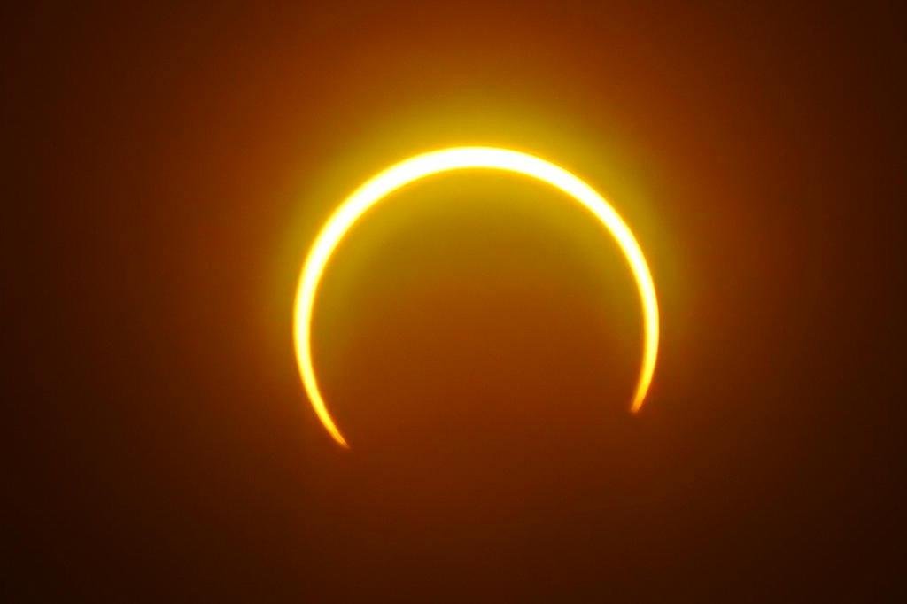 Eclipse solar neste sábado (14): saiba como observar o fenômeno de forma segura