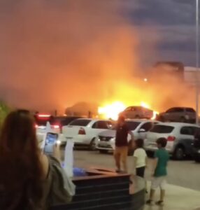 Carros pegam fogo em frente ao Shopping ST neste domingo