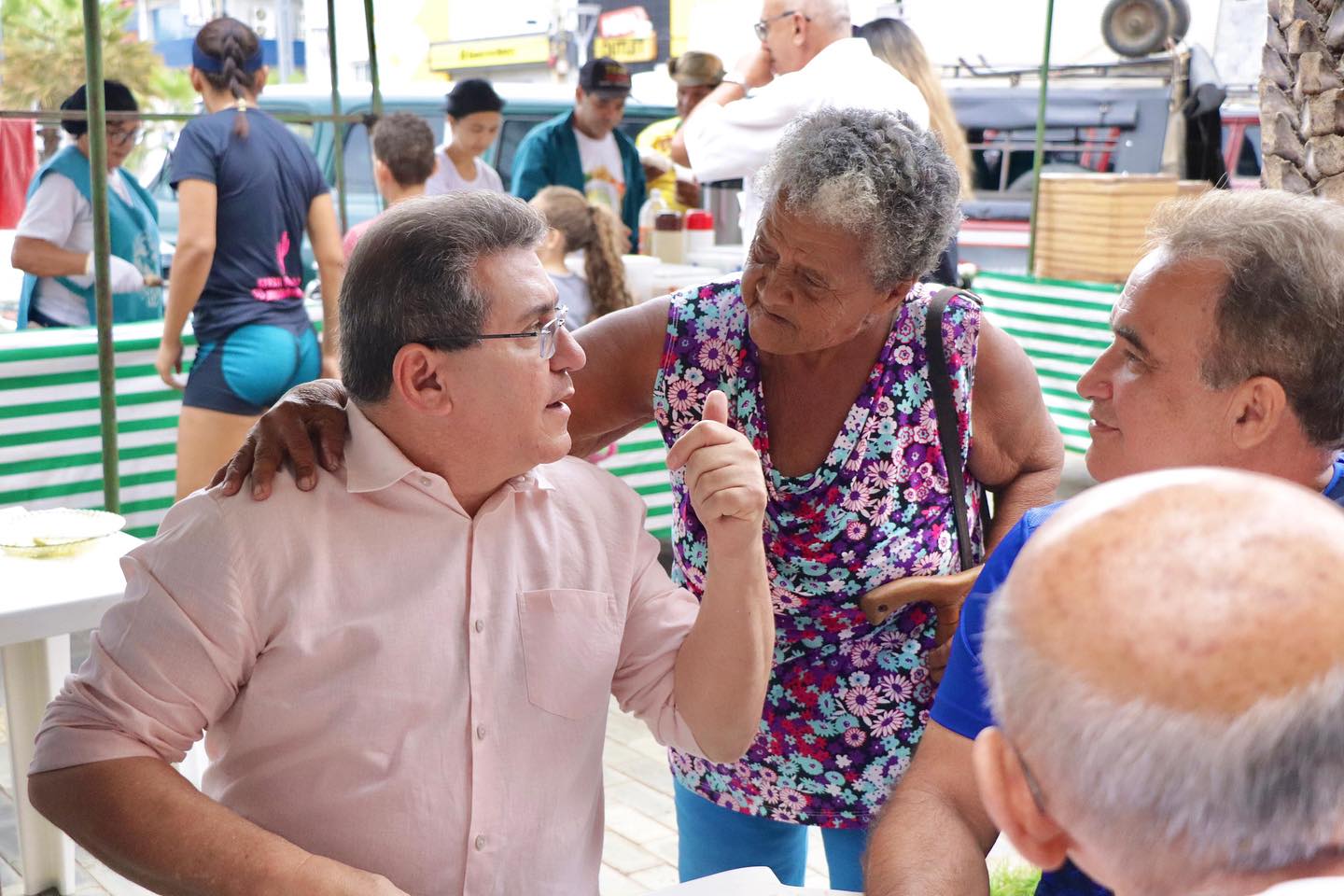 Duque faz corpo a corpo no Centro de ST e escuta população