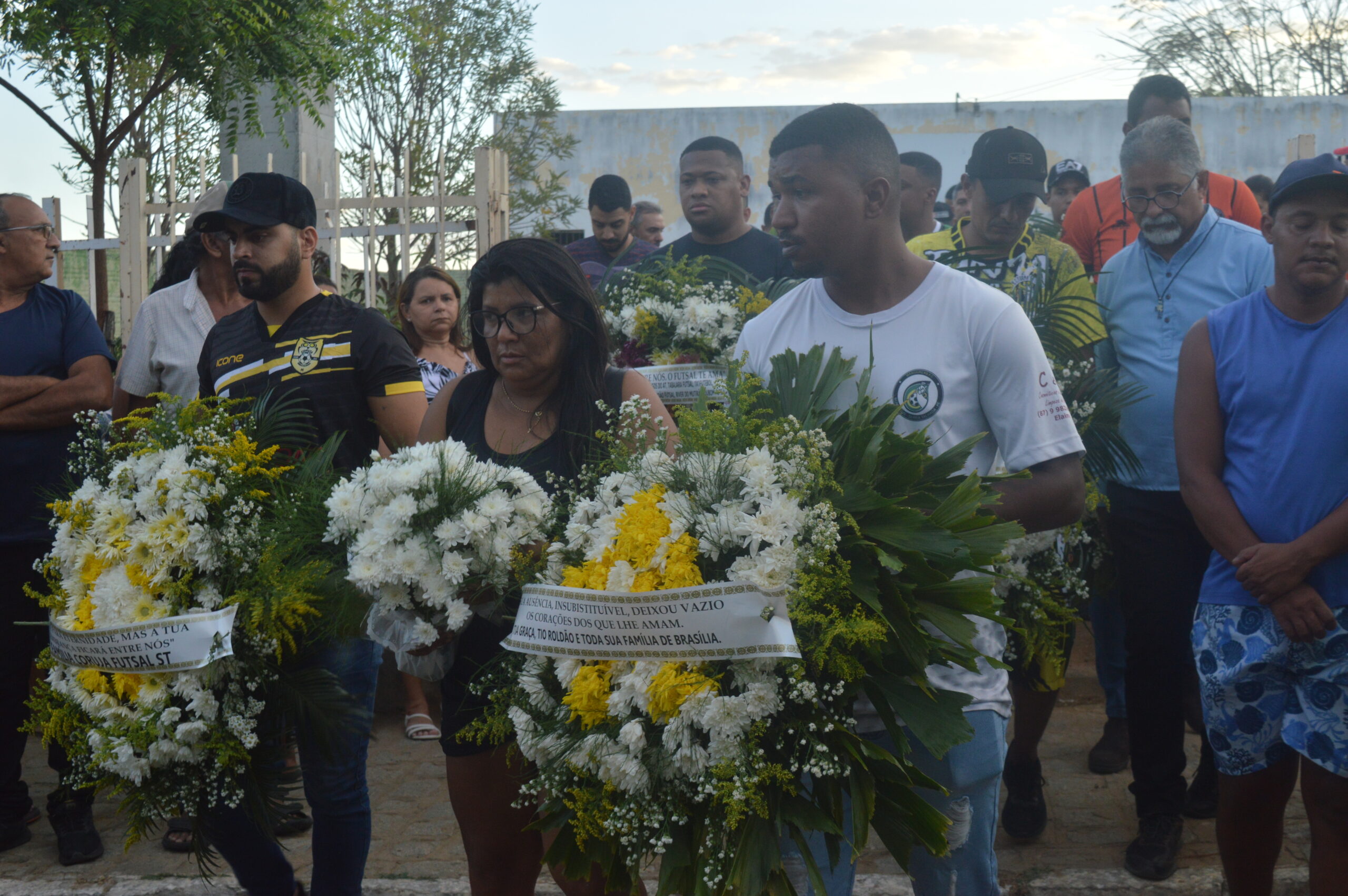 Multidão dá adeus a Clebinho em cerimônia em ST