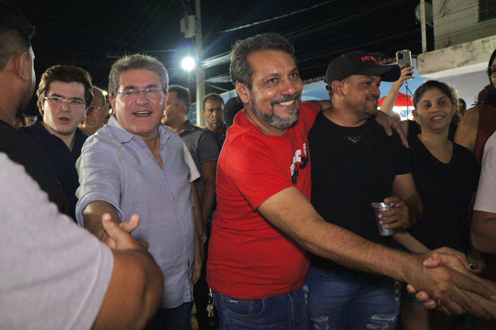 Duque canta e dança no ritmo de 'pronto, preparado e querendo'