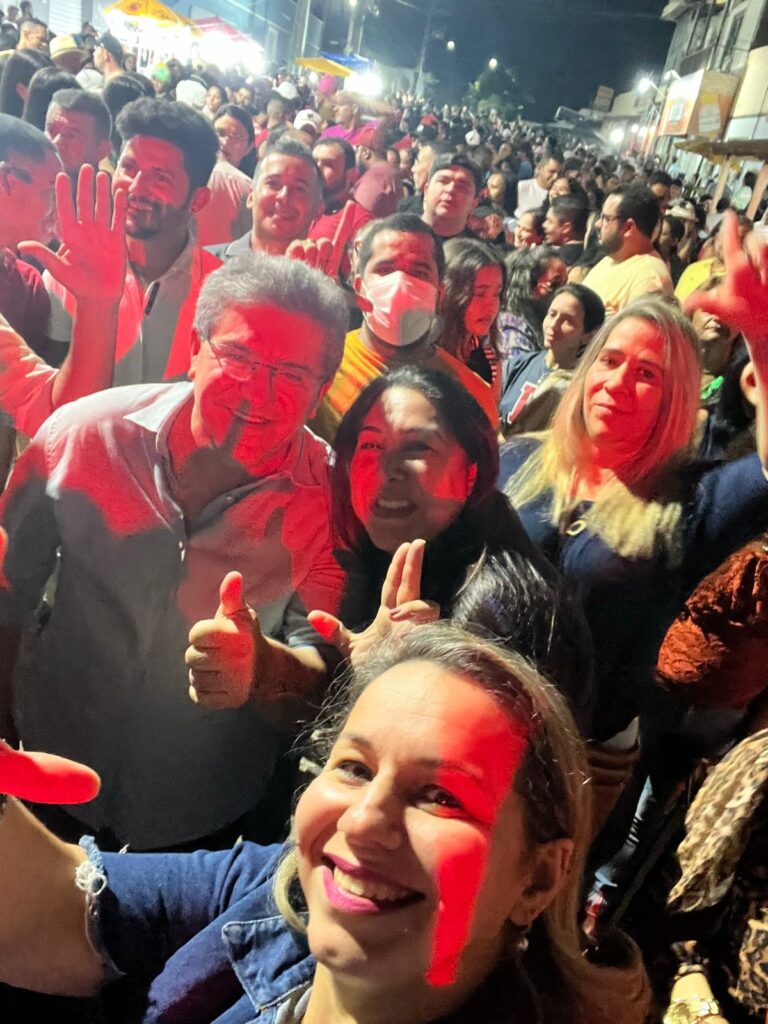 Duque canta e dança no ritmo de 'pronto, preparado e querendo'