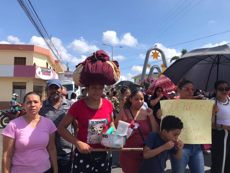 Paciência se esgota e moradores ocupam a Compesa em ST