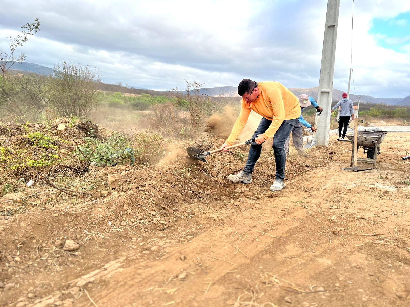 Flores investe no bairro Espedito Marques