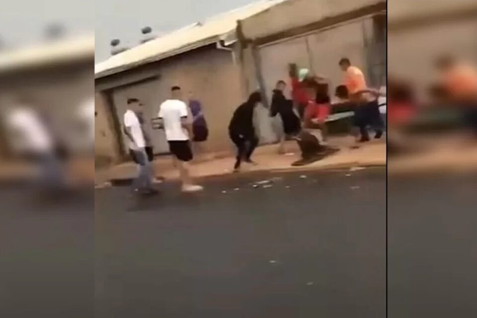 Vídeo mostra sogro que se relacionava com genro sendo espancado