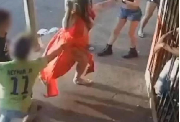 Mulheres trocam tapas e puxões de cabelos após cobrança em ST