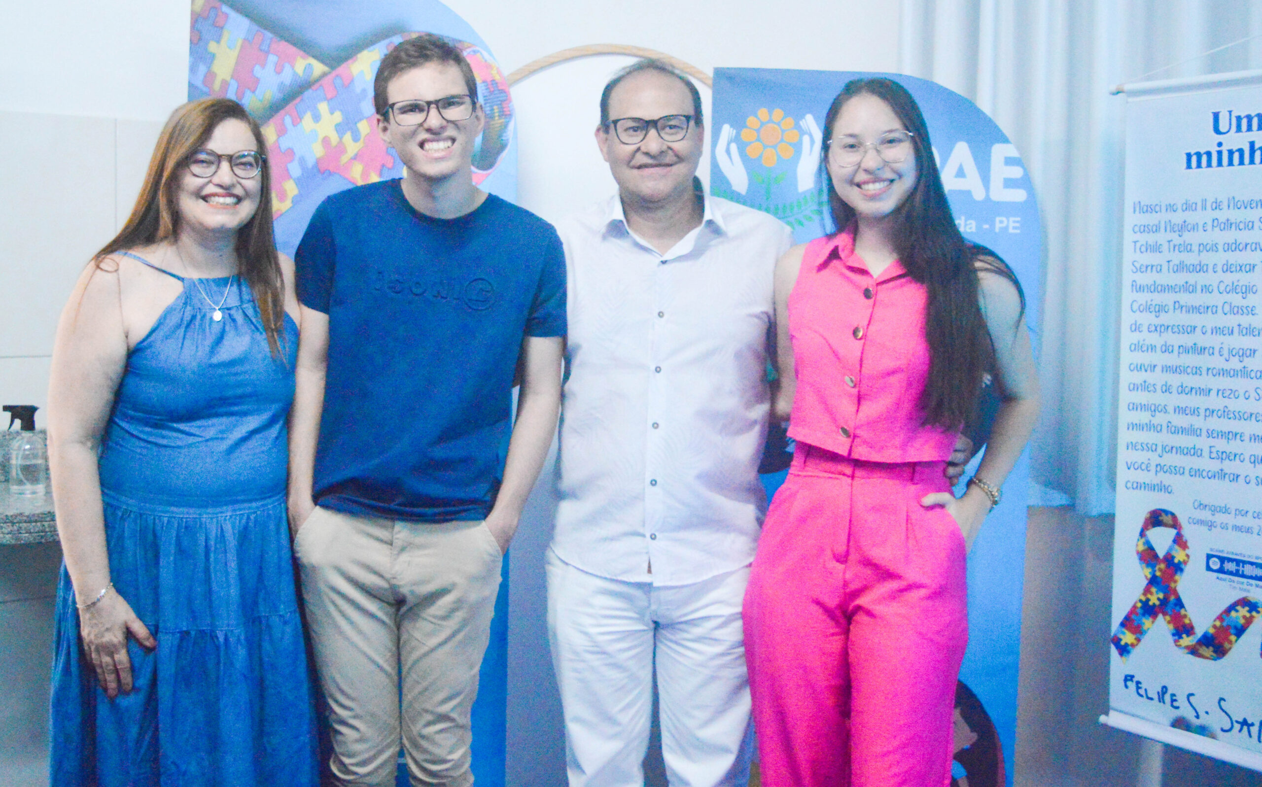 Artista plástico com TEA realiza exposição na Apae de ST