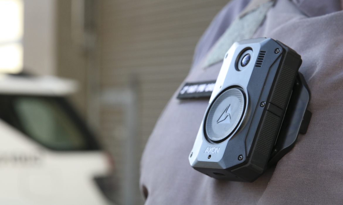 Estados Unidos doam 400 câmeras para uniformes policiais