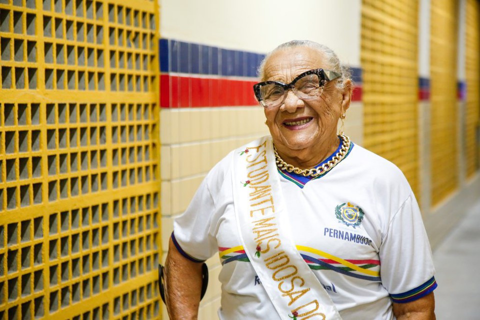Maria Edelzuita, estudante de 94 anos, recebe medalha
